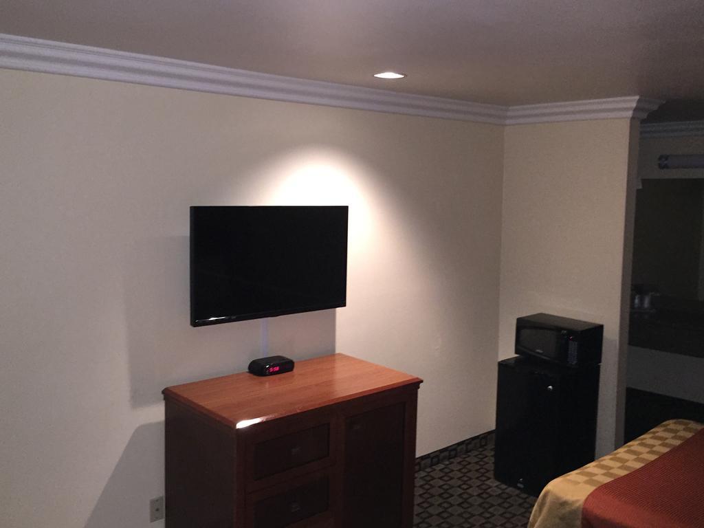 Ontario Inn & Suites Montclair Szoba fotó
