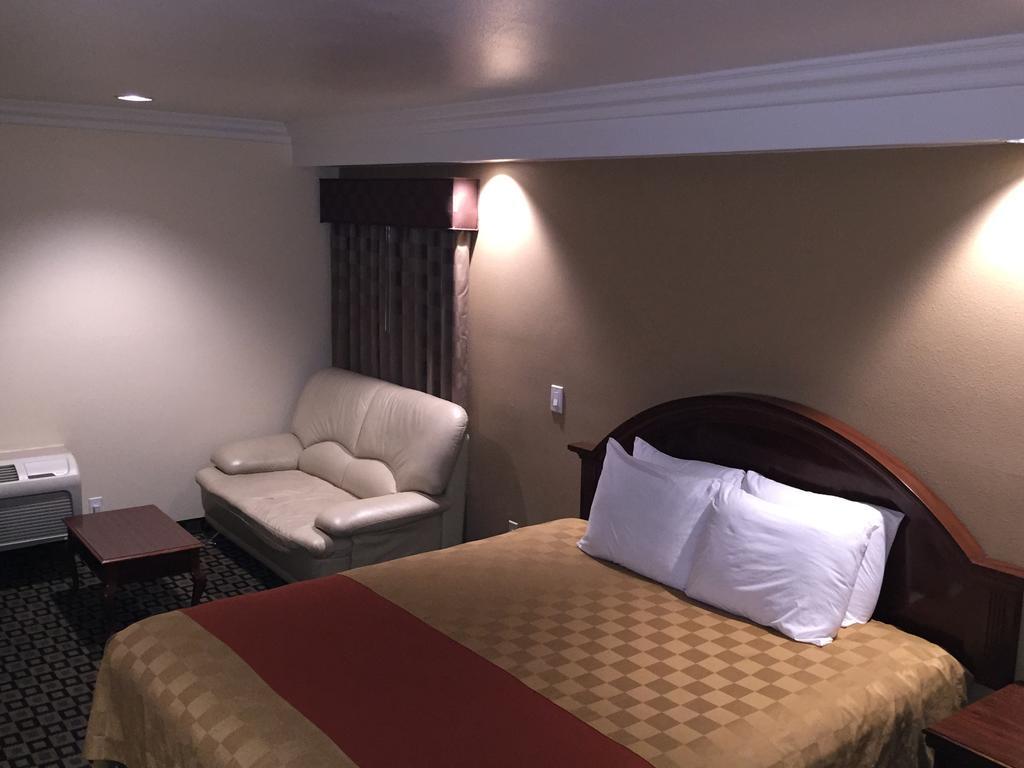 Ontario Inn & Suites Montclair Szoba fotó